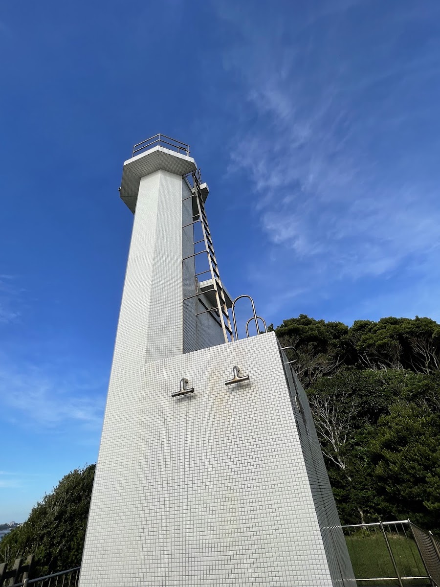 仰拍白色鎧崎燈塔與藍天