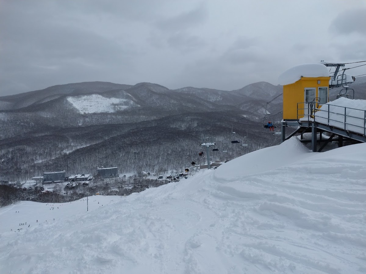 山頂纜車站與壯麗連綿雪山