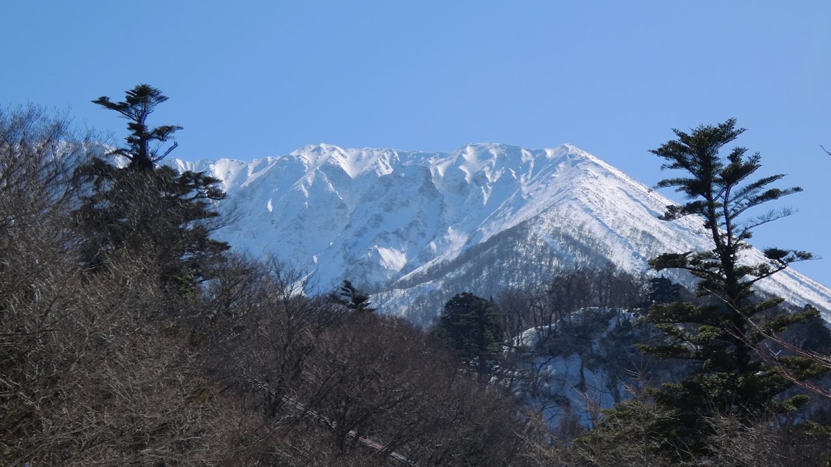 晴空萬里下的壯麗雪山