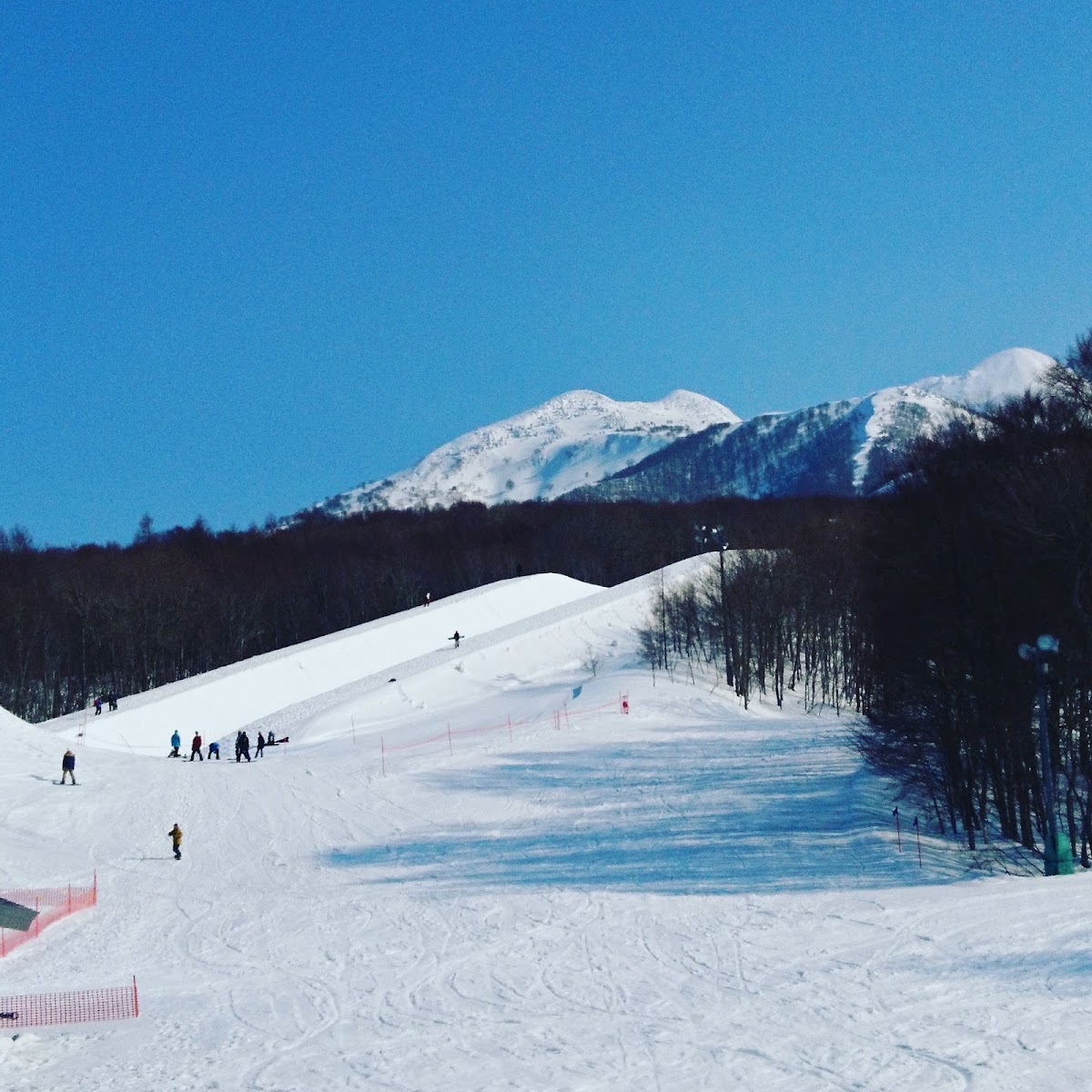 晴空下的滑雪道與遠山風景