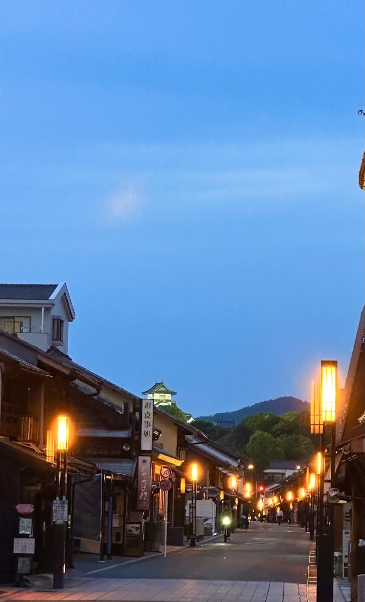黃昏時遠眺犬山城的街道