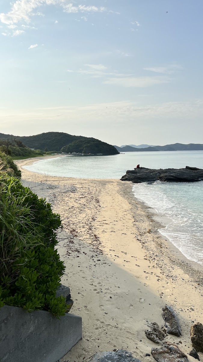 夕陽餘暉下的沙灘與海岸