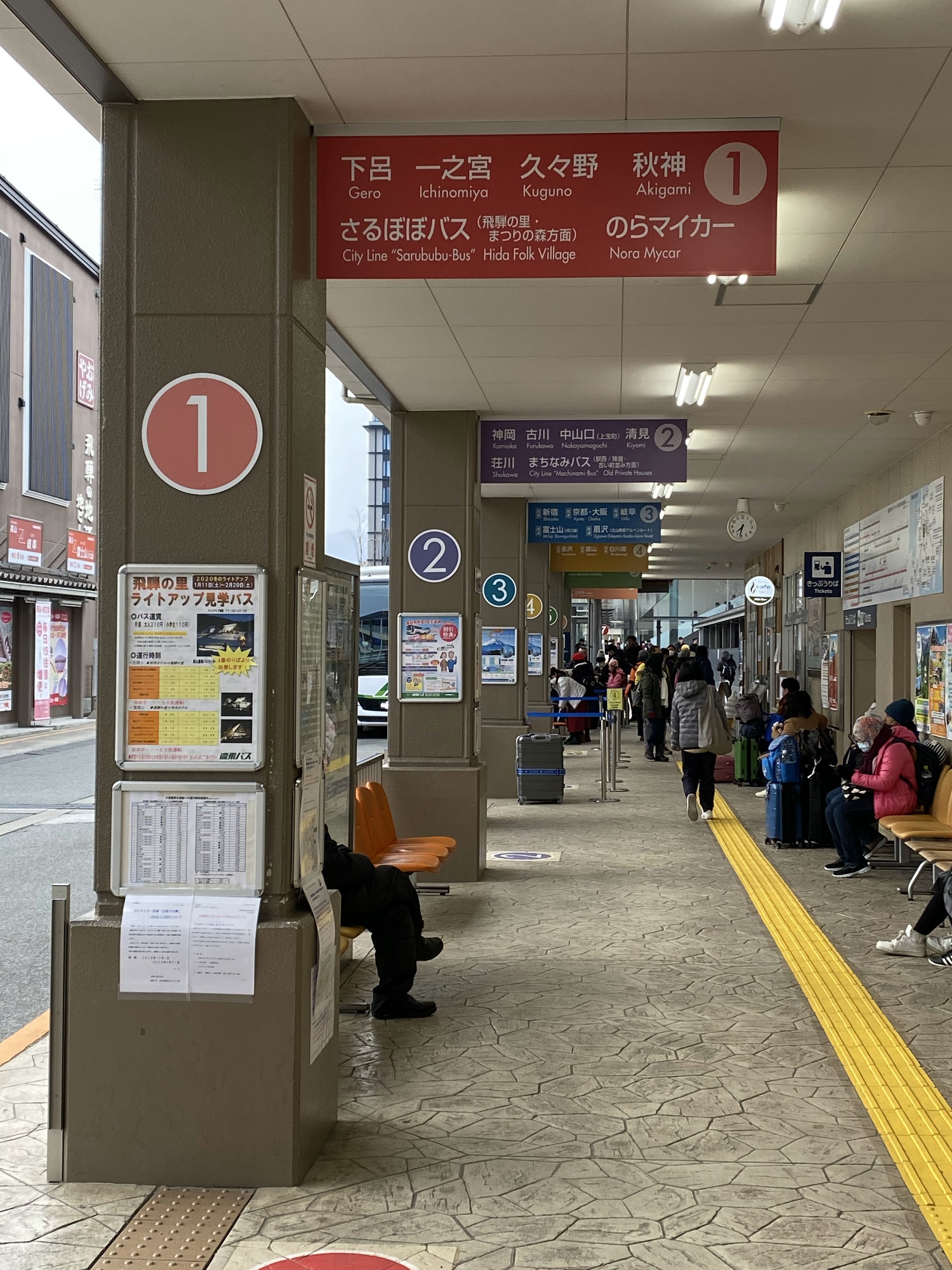 室外乘车月台与候车旅客