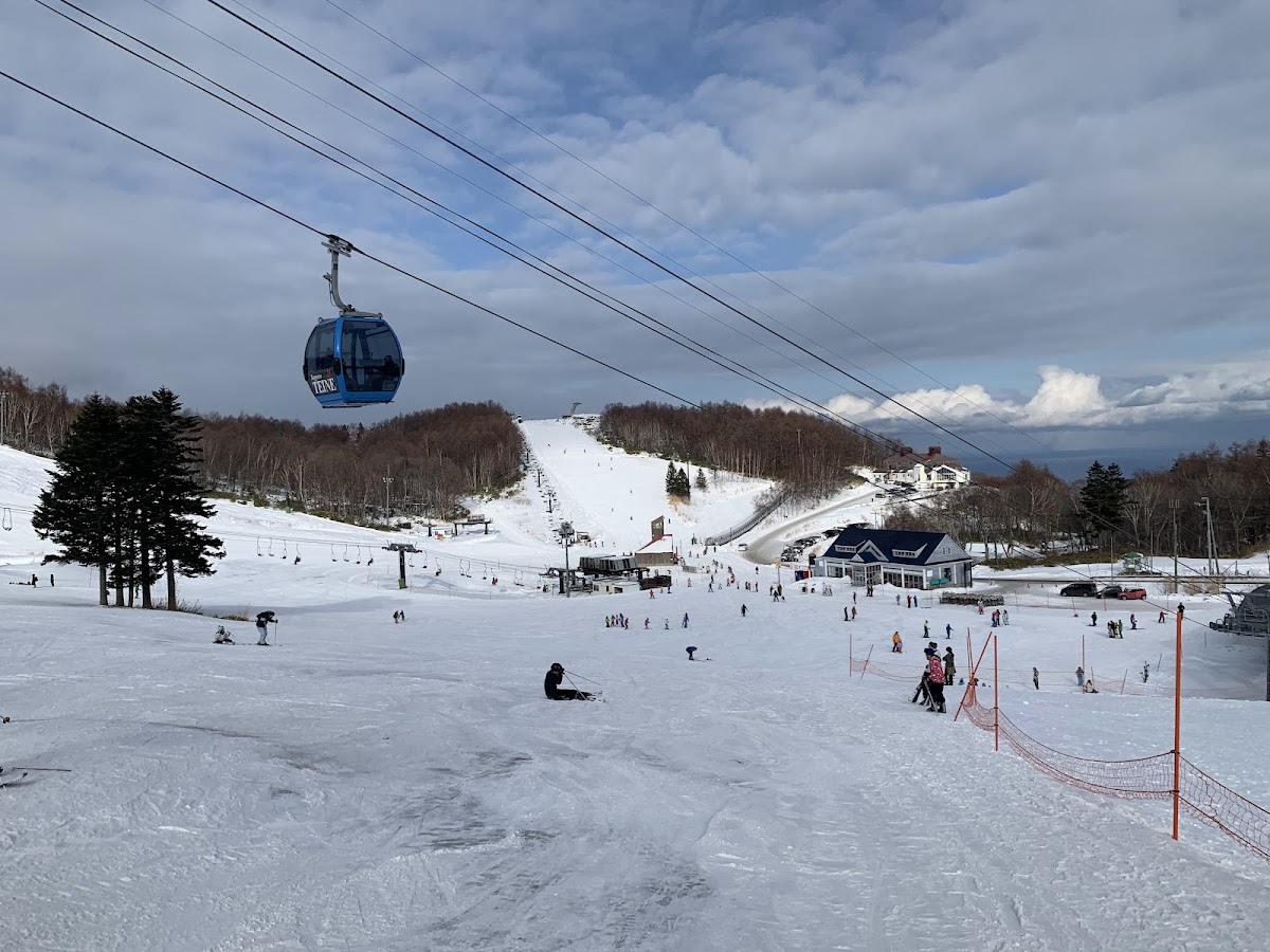 雪場纜車與滑雪道遠景