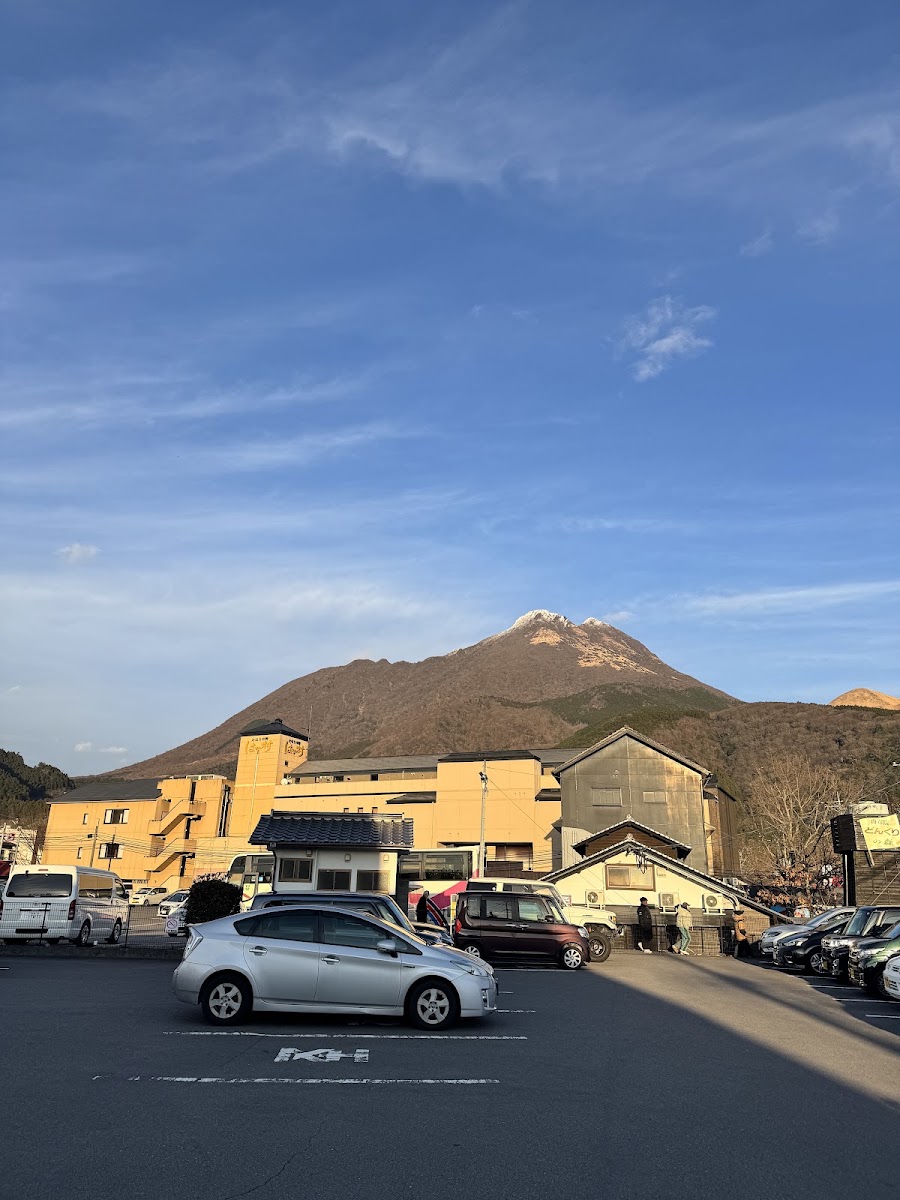 由布院溫泉街與雪山大景