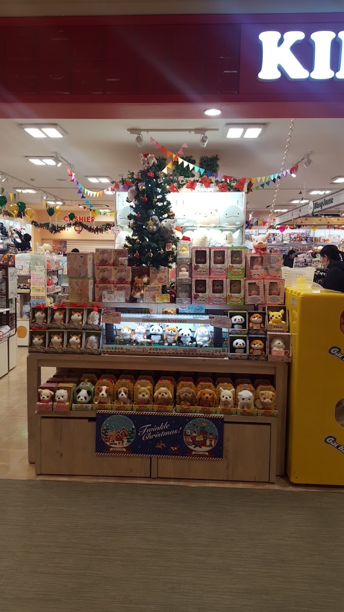 店內聖誕樹與絨毛玩偶