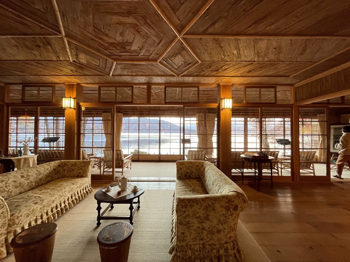 室內復古客廳與窗外湖景