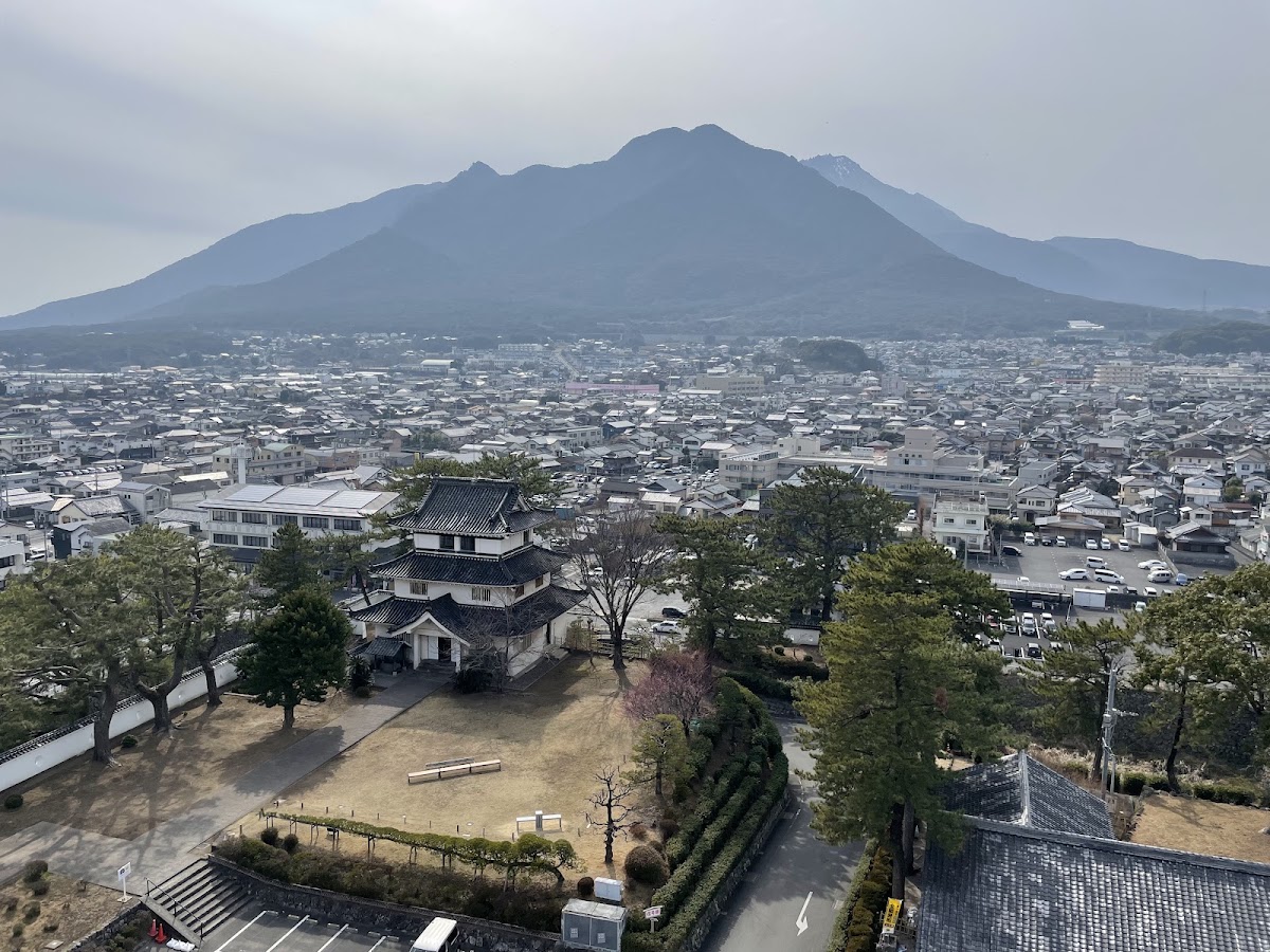 從高處俯瞰島原城與遠方山景