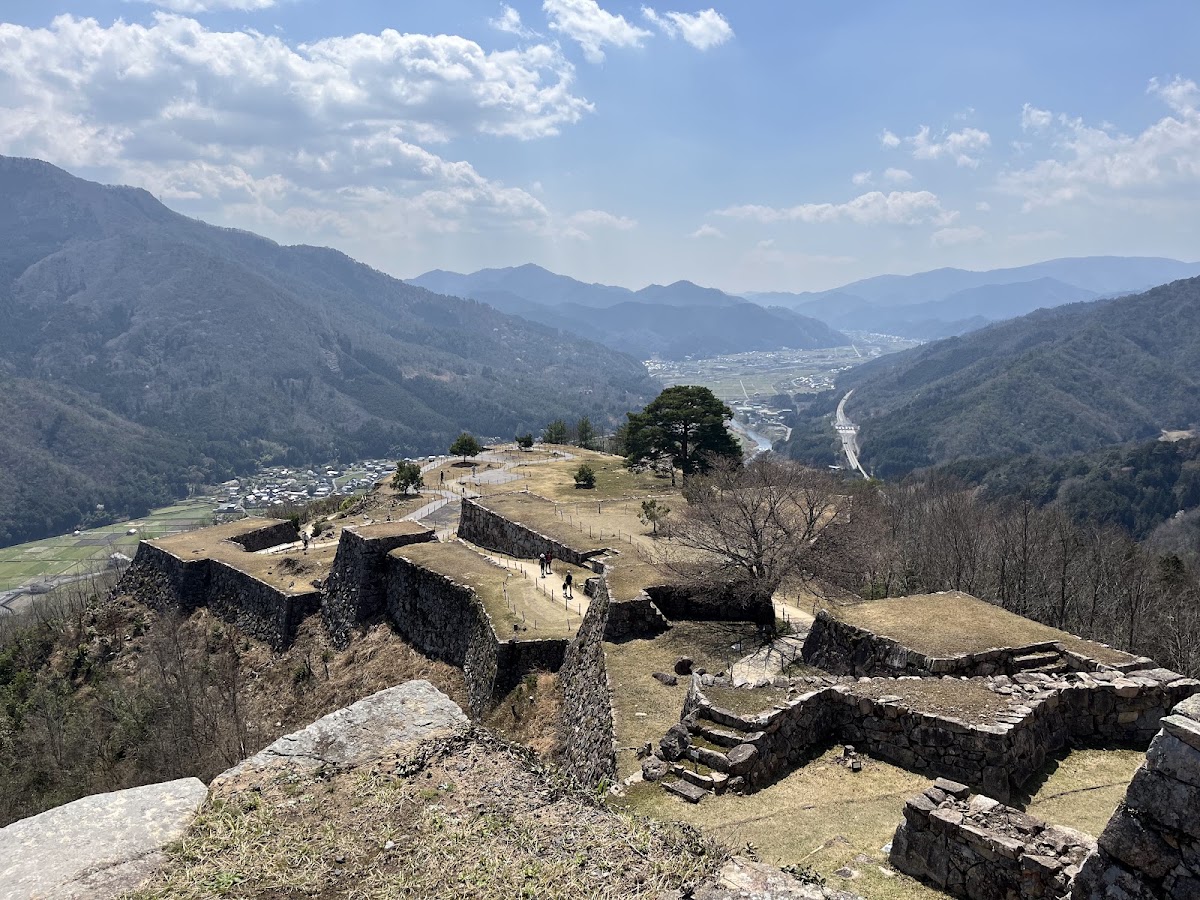 陽光下的城堡遺跡與山谷村落