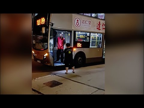 直擊 - 男子攔住唔俾人開車，巴士司機最後竟然俾佢上車🤔