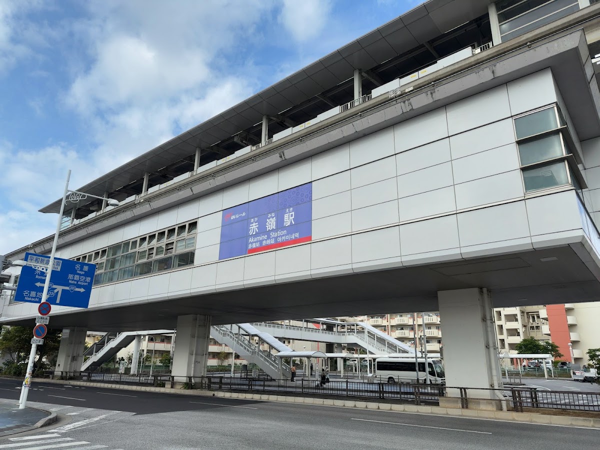 多雲天下的車站外觀