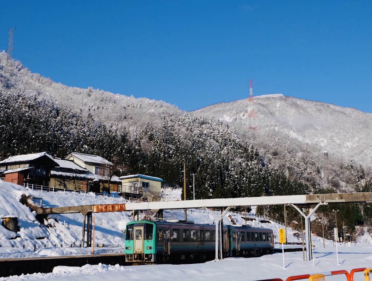 雪景中的列車與山脈