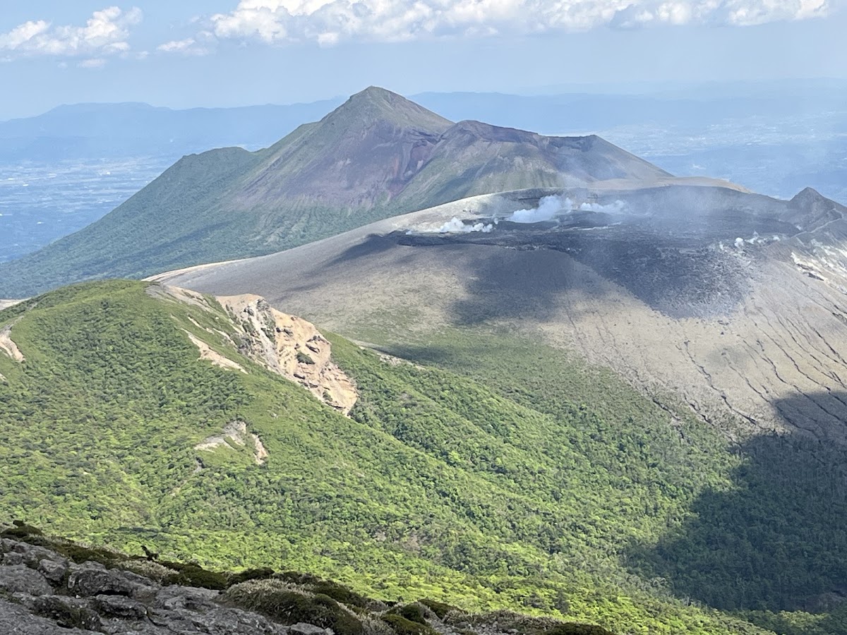 火山群與冒煙火山口遠景