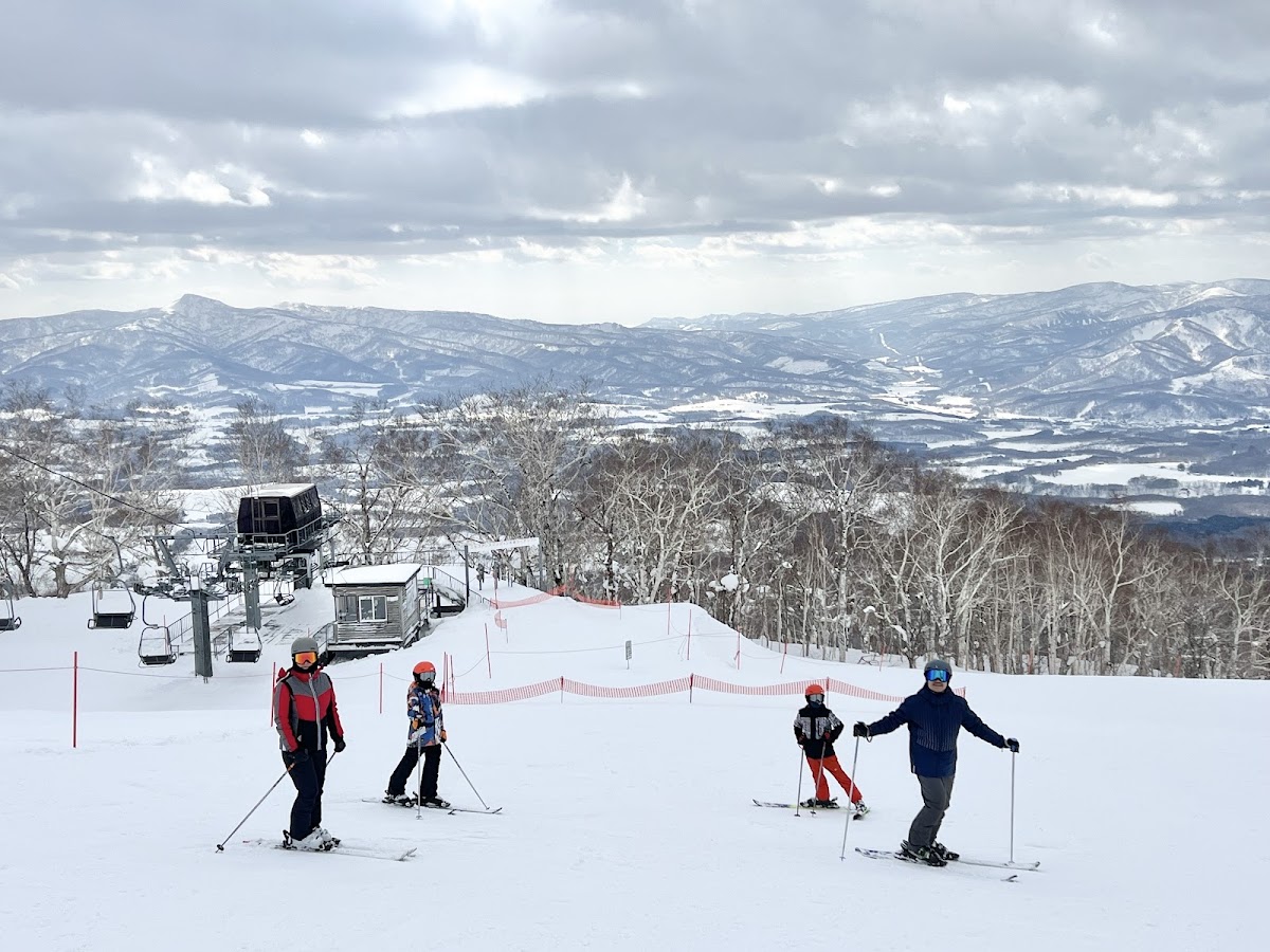 藍天白雲下的滑雪場與滑雪者