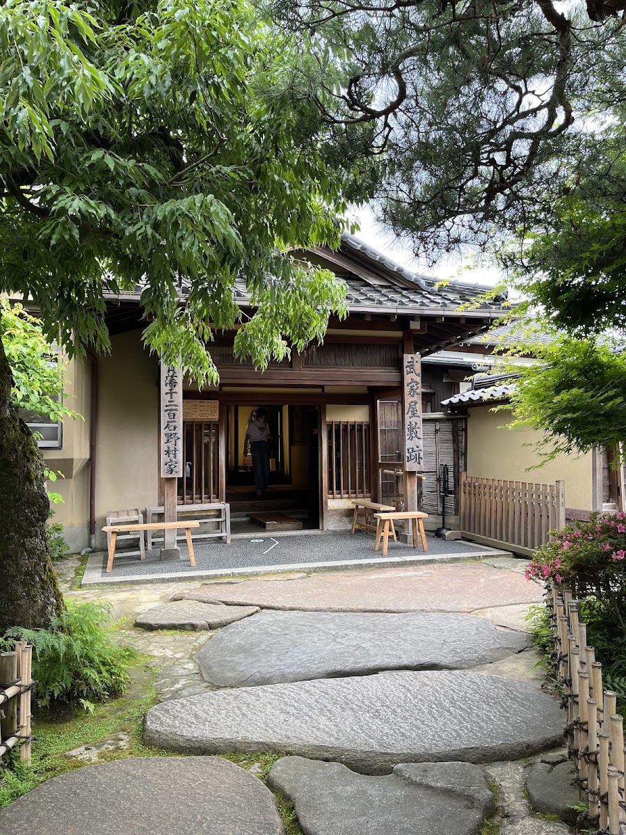 野村家入口庭園與石板路