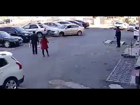 車cam直擊｜中國50歲女司機橫掃停車場，撞樹始停下