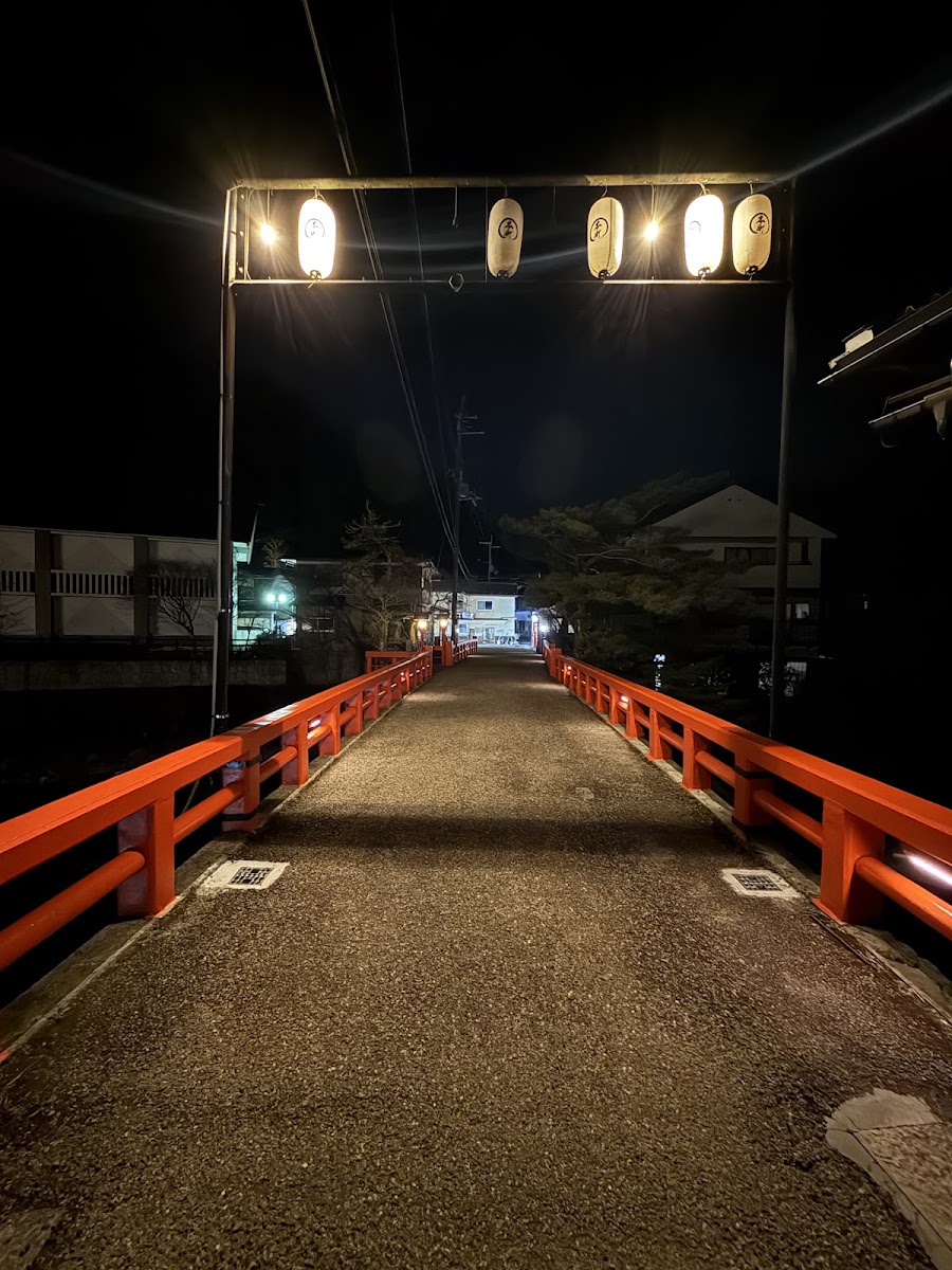 夜間紅色木橋與燈籠