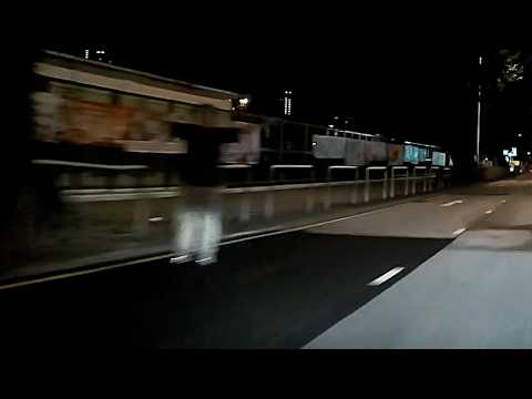 車CAM直擊 - 10月1日開心得滯？佢JM9企係路中心張開雙手