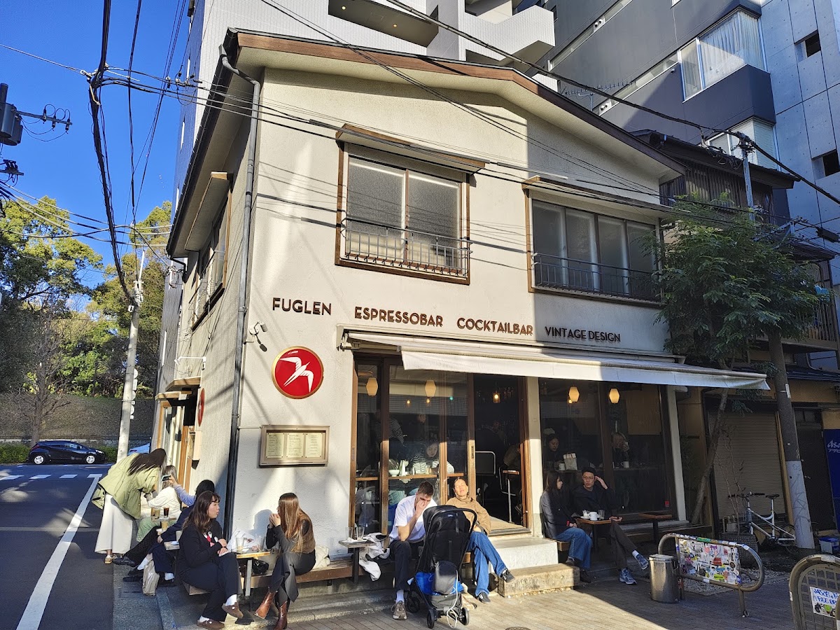 晴天戶外座位全景與街景