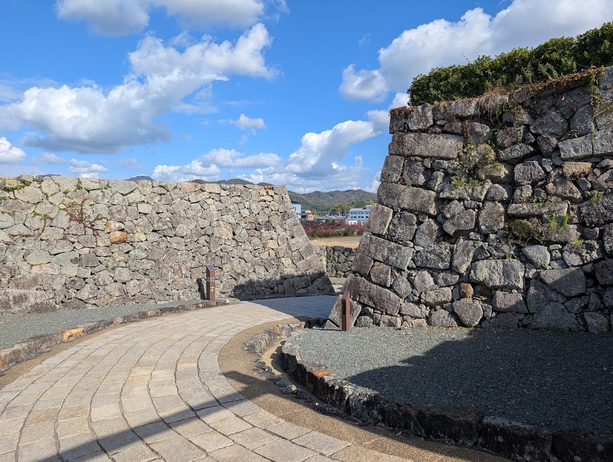 篠山城跡的石垣與石板步道