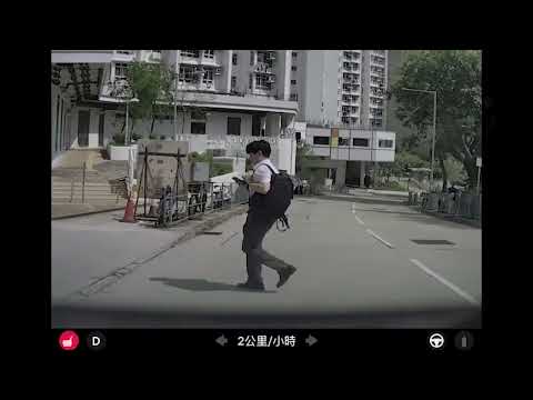 車CAM直擊 - 低頭族活在自己世界 害人害己