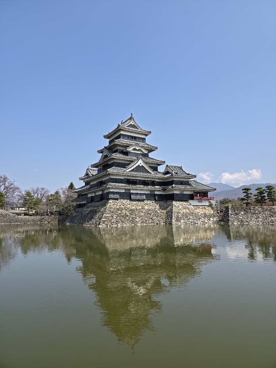 松本城遠景與水面倒影