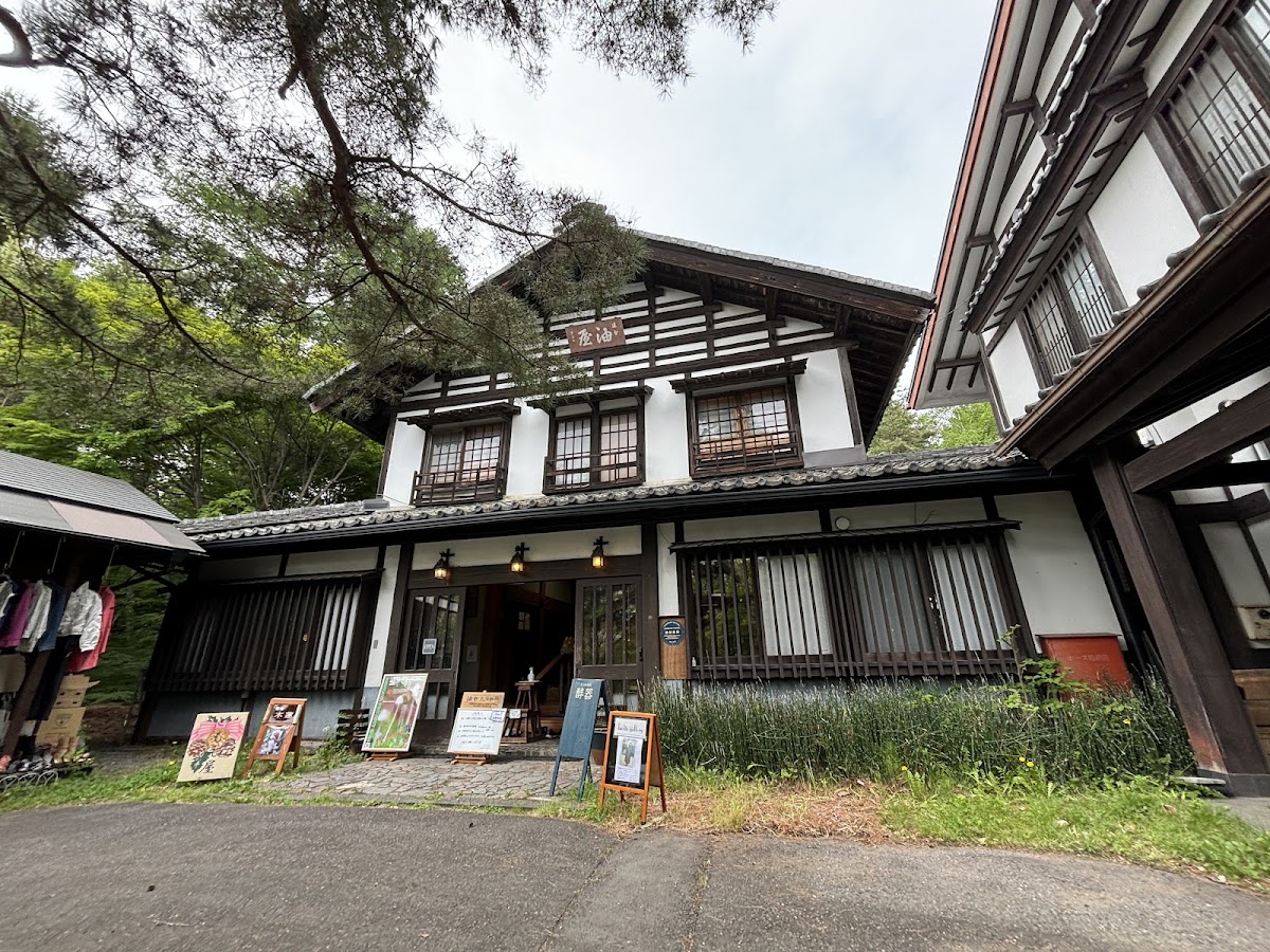 日式建築正面與戶外環境
