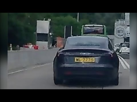 車CAM直擊 - 又係Teslun🙂‍↔️ 好地地入隧道都飄過線撞車