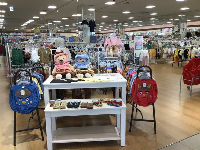 店內嬰幼兒服飾與商品的陳列特寫