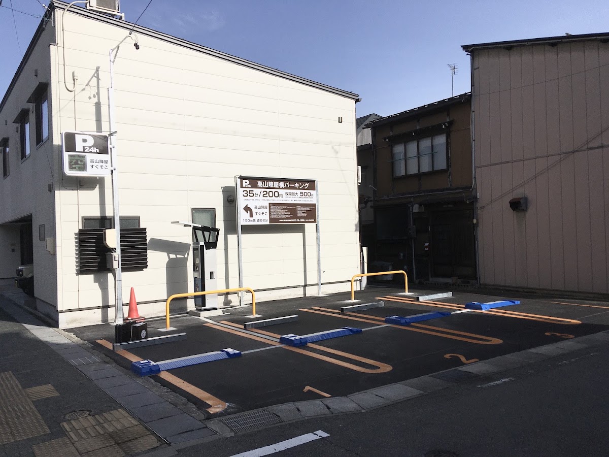 斜視角拍攝的停車場與周邊