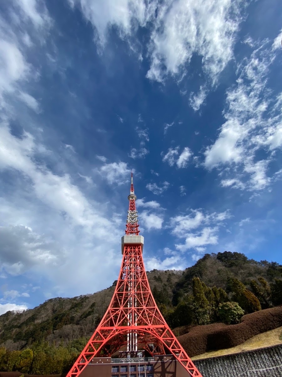 藍天白雲下的東京鐵塔模型