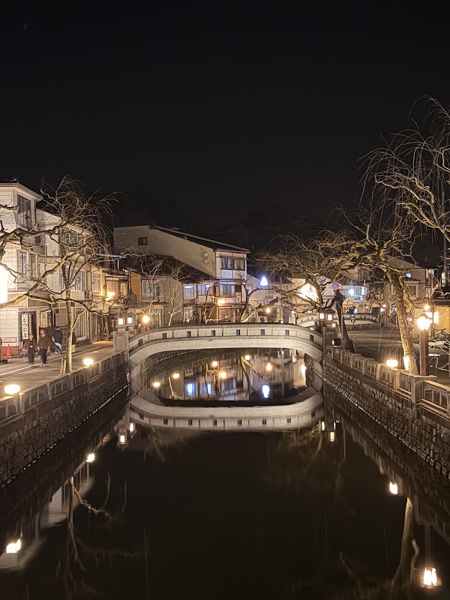 夜間點燈的溫泉橋梁