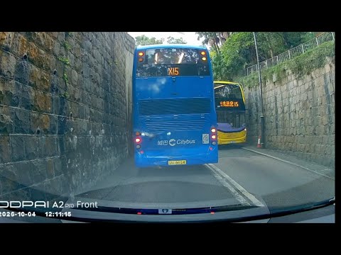 車CAM直擊 - 山頂道兩巴士狹路相逢 (轉載)