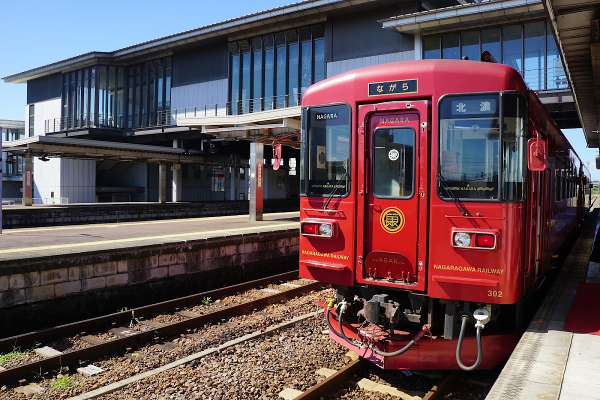 月台停靠的紅色長良川鐵道列車