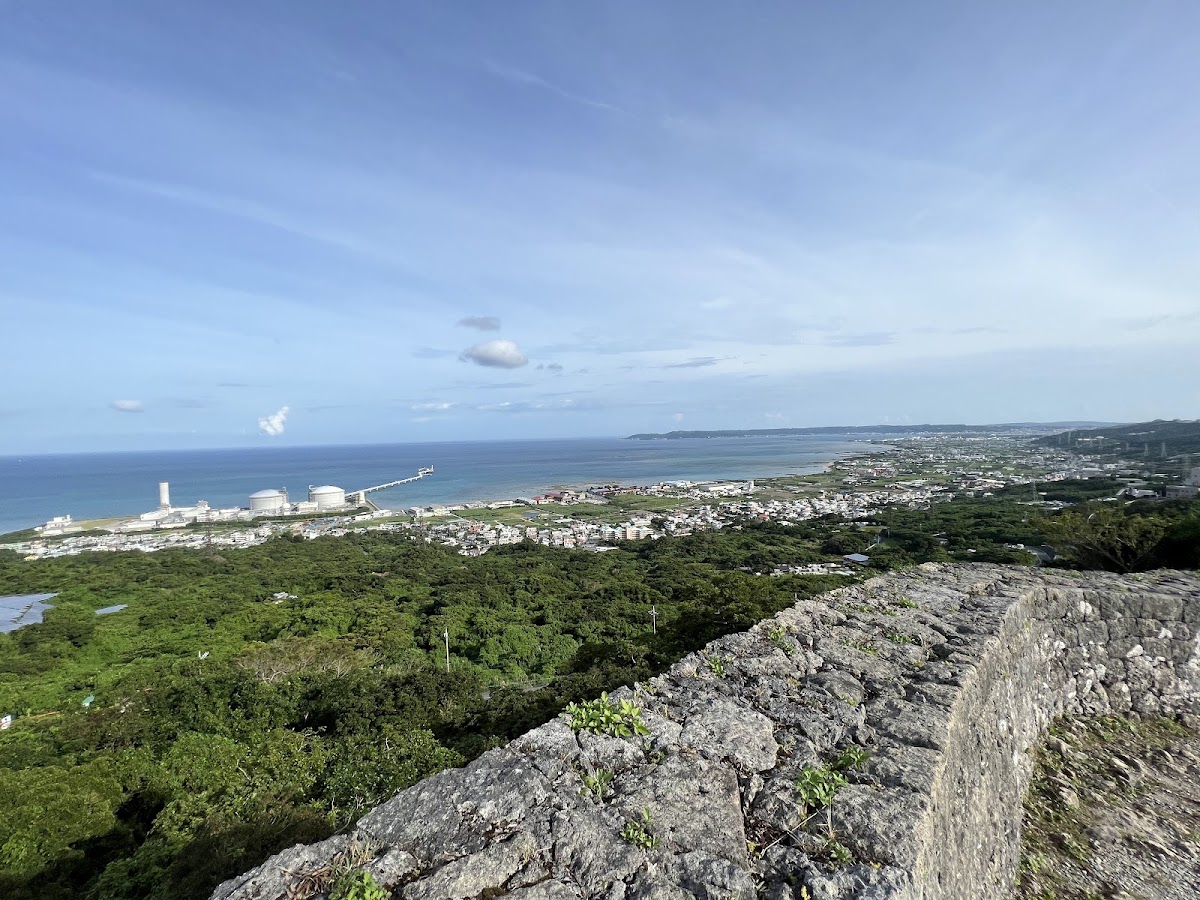 從中城城高處眺望遠方海岸與城牆