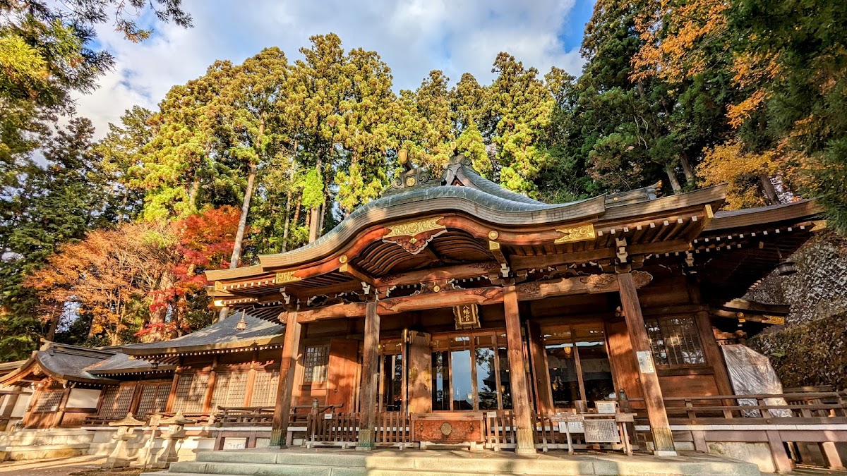 秋景中的神社建築外觀
