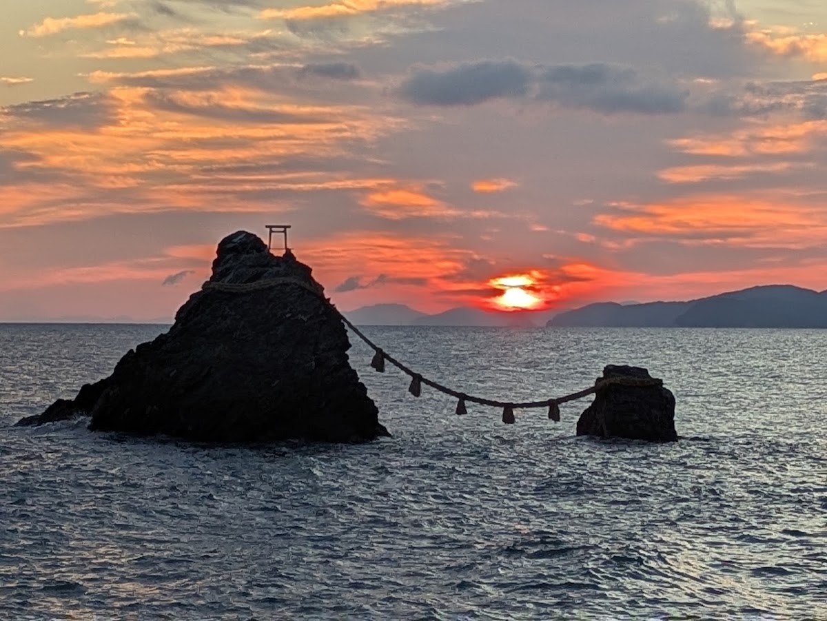 日落時夫妻岩與海上鳥居