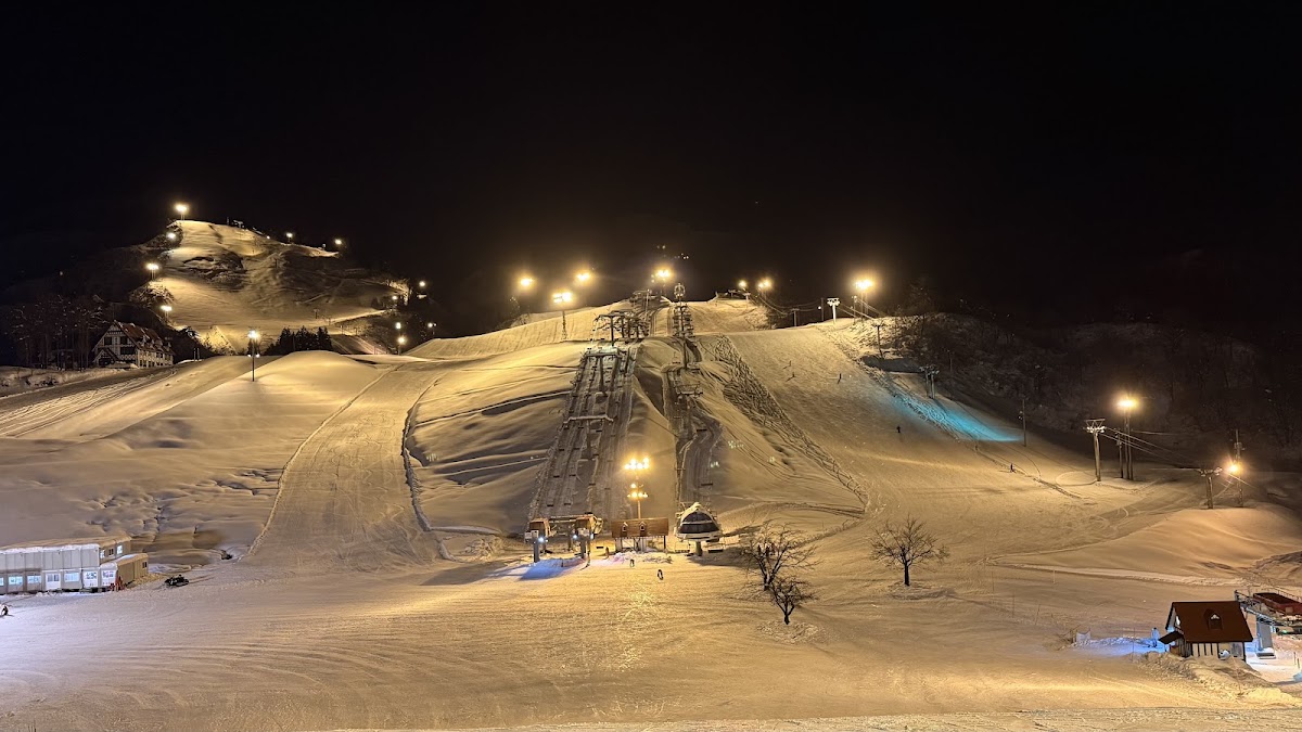 夜晚燈火通明的滑雪場