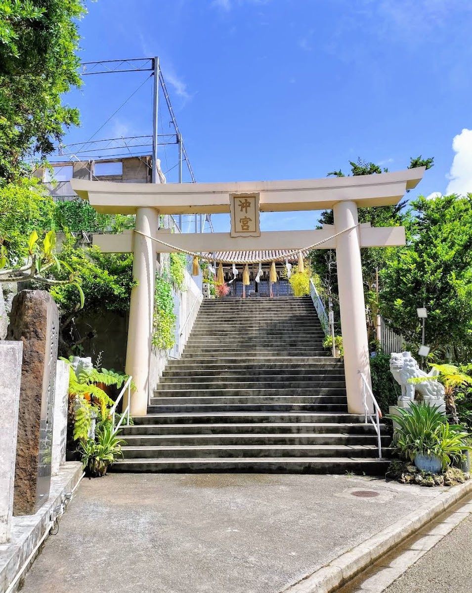 沖宮淺色鳥居與石階入口