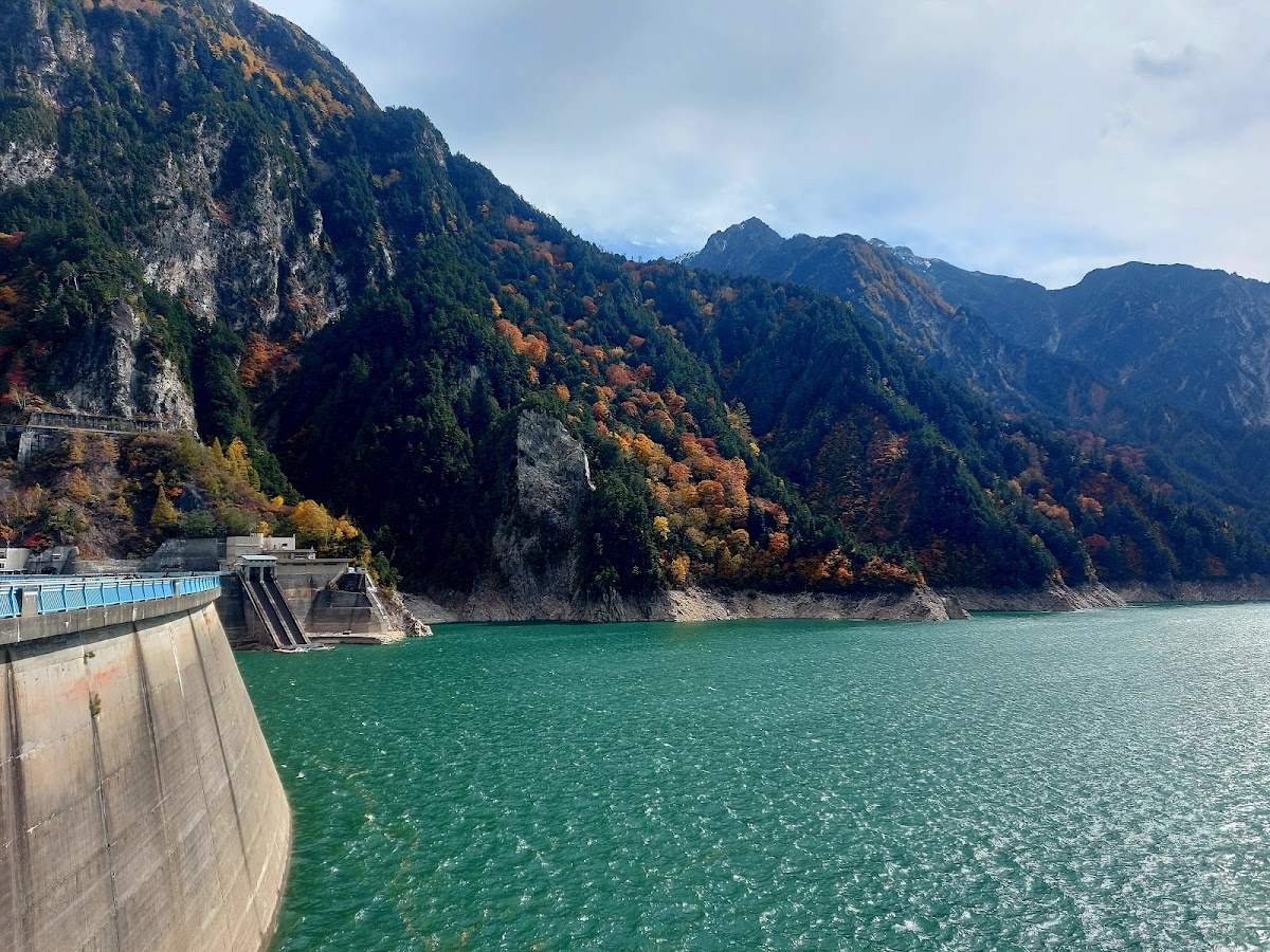 秋天紅葉與水庫湖景