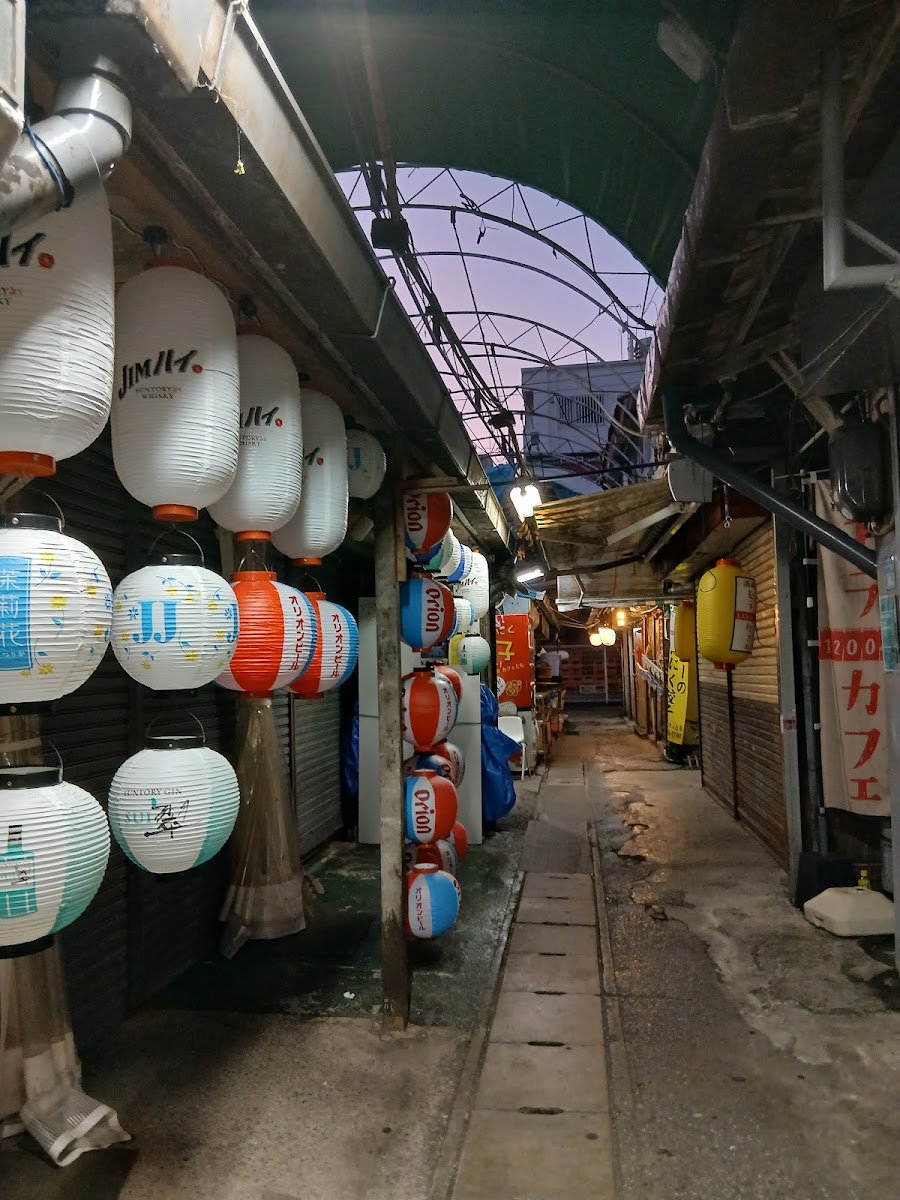 黃昏時分掛滿燈籠的市場街道