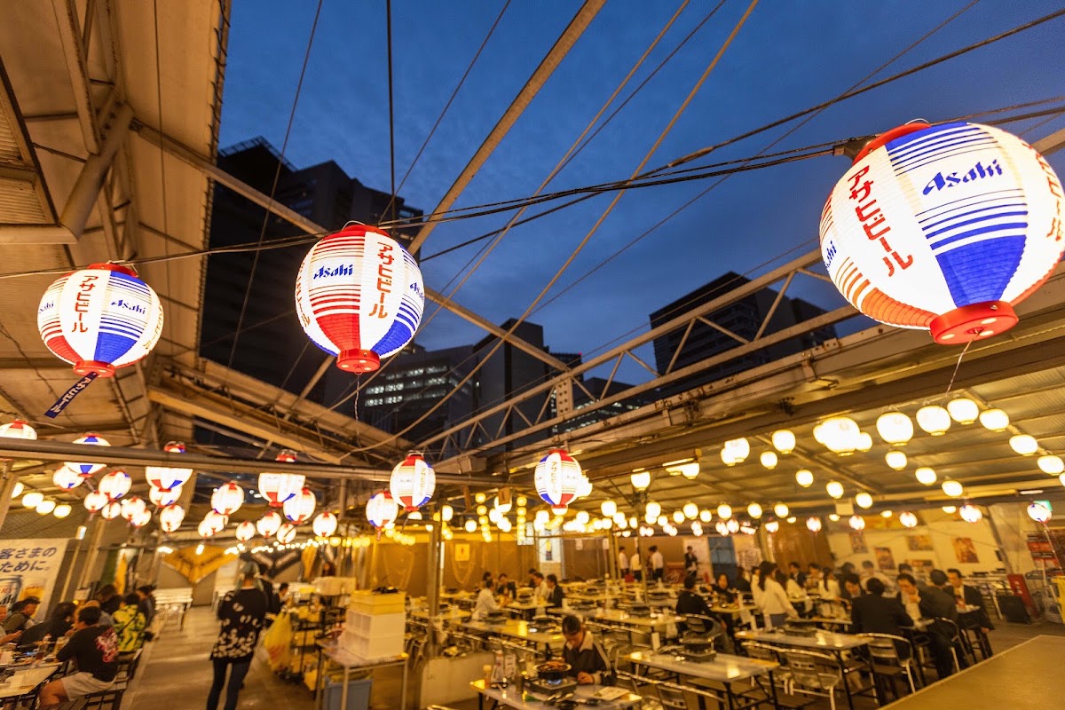 夜晚燈籠高懸的戶外用餐區全景