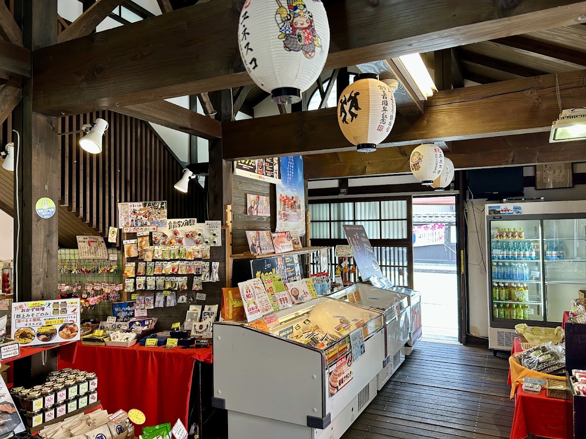 店內掛有燈籠與商品展示
