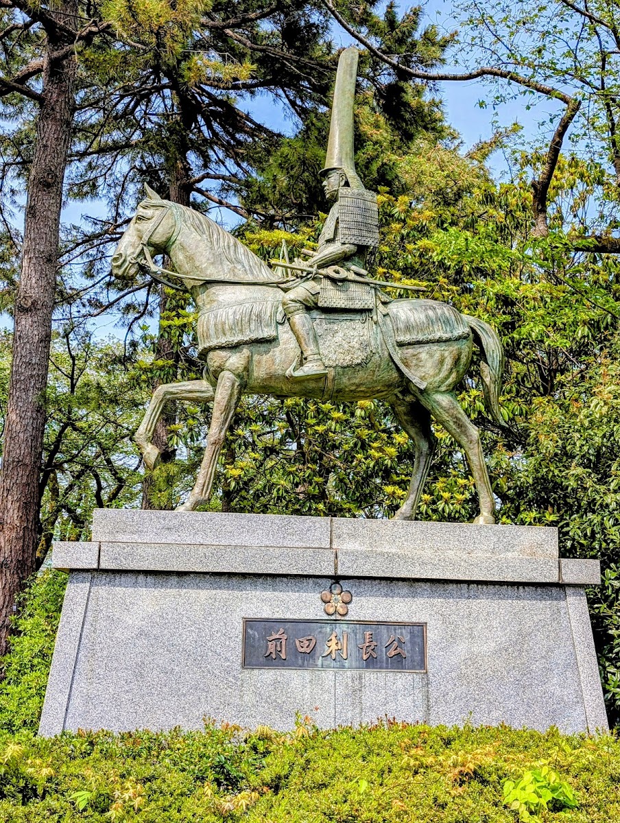 高岡利長公騎馬像