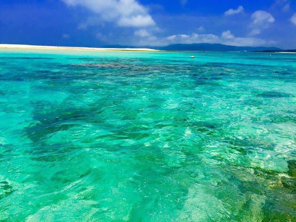 久米島清澈透明的碧綠海水