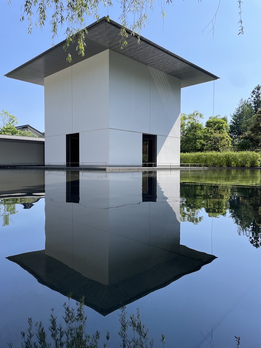 藍天下的水鏡庭園與思索空間