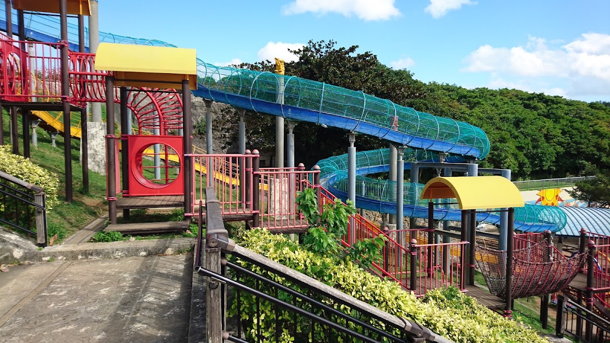 公園內遊樂設施與網狀滑梯