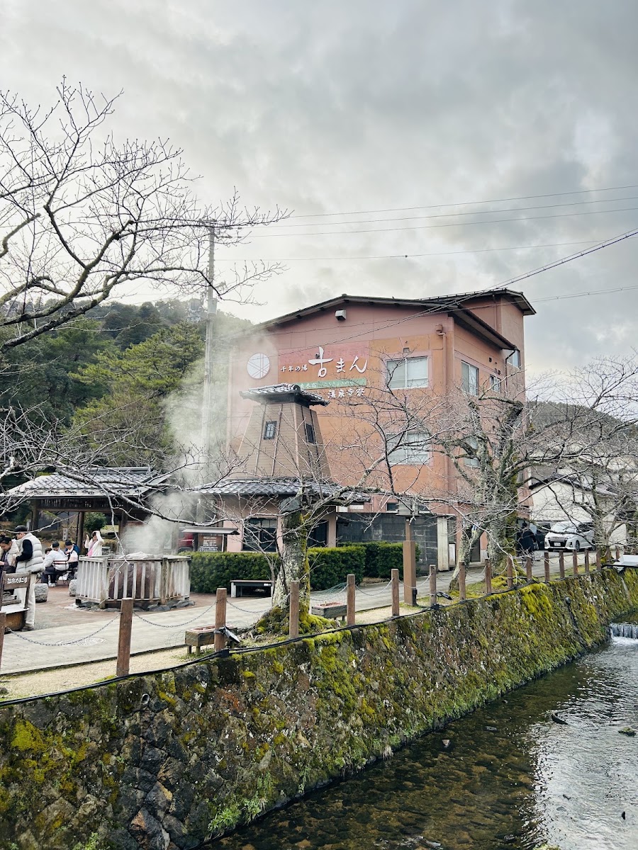 白天河畔溫泉街景