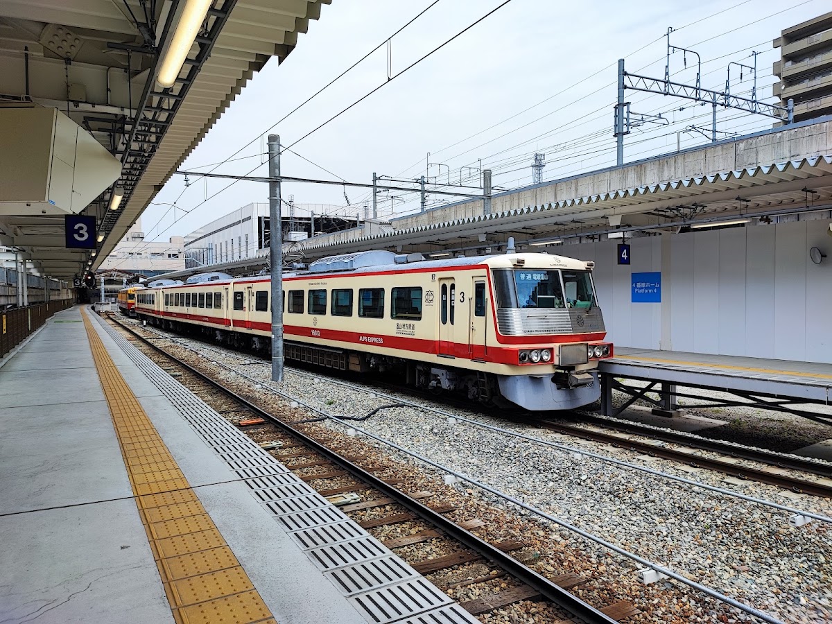 月台停放阿爾卑斯特快列車
