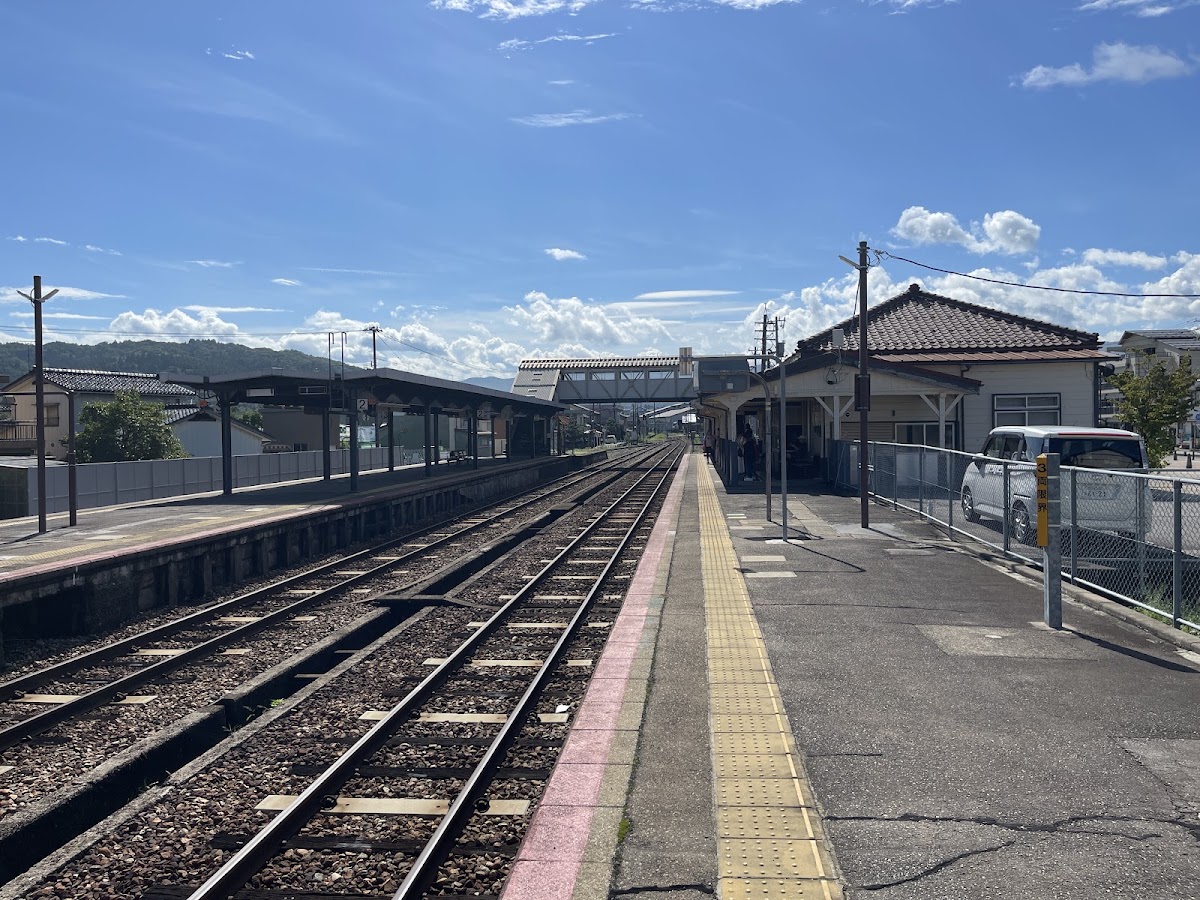 車站月台與遠方山景藍天